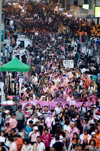 BANGKOK - GENNAIO 26: Manifestanti non identificati si riuniscono all'incrocio di Patumwan contro il governo e chiedono di riformarsi prima delle elezioni con 'Shutdown Bangkok concept' il 26 gennaio 2014 a Bangkok, Thailandia — Foto Stock