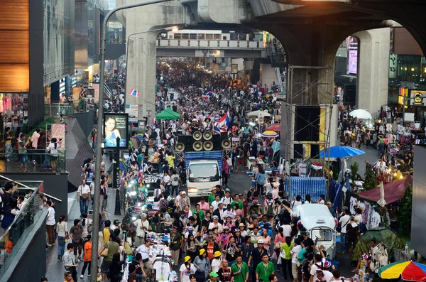 BANGKOK - JAN 26: Manifestantes não identificados reúnem cruzamento de Patumwan para o anti-governo e pedem reforma antes das eleições com o conceito de 'Encerramento de Bangkok' em 26 de janeiro de 2014 em Bangkok, Tailândia — Fotografia de Stock