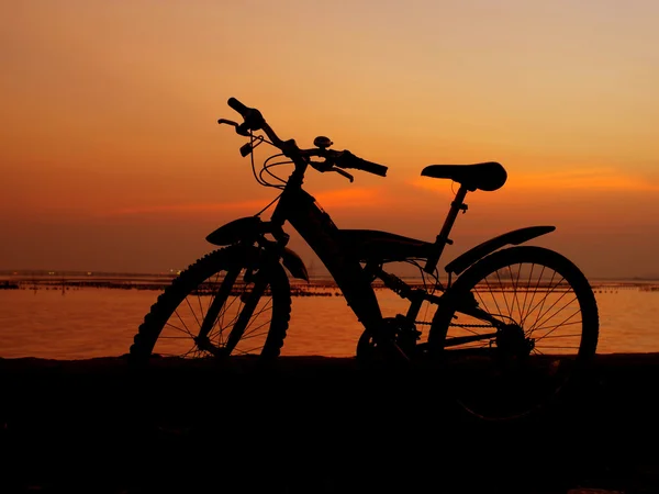 Silhouette mountain bike con cielo al tramonto — Foto Stock