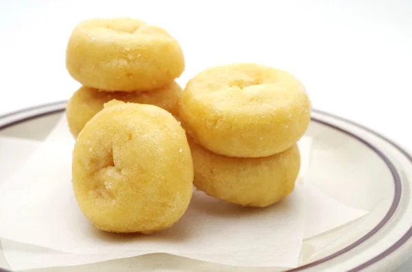 Donuts em prato com fundo branco — Fotografia de Stock