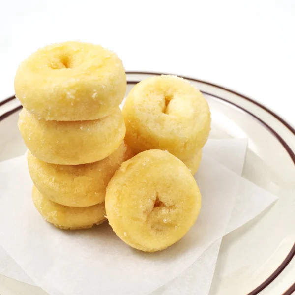 Donuts dans un plat avec fond blanc — Photo