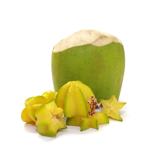 Frutta tropicale, mela stellata e cocco isolati — Foto Stock