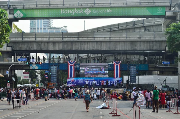 曼谷 — — 2 月 1： 不明抗议者收集世茂交叉点到反政府和向改革与 '关闭曼谷概念' 大选前于 2014 年 2 月 1 日在曼谷，泰国. — 图库照片