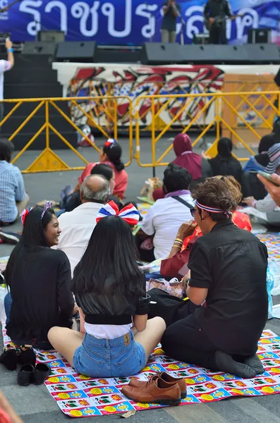 Bangkok - 1. Februar: Unbekannte jugendliche Demonstranten versammeln sich an der Kreuzung von Chaprasong und Regierungsgegner und fordern Reformen vor den Wahlen mit dem "shutdown bangkok concept" am 1. Februar 2014 in Bangkok, tha — Stockfoto