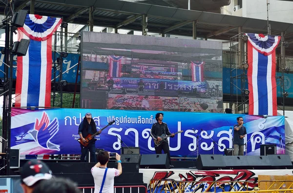 Bangkok únor 1: neidentifikovaný protestující shromažďovat ratchaprasong křižovatce proti vládě a požádat, aby reformy před volbami s "vypnutí Bangkoku konceptem" na 1 únoru 2014 v Bangkoku, Thajsko. — Stock fotografie