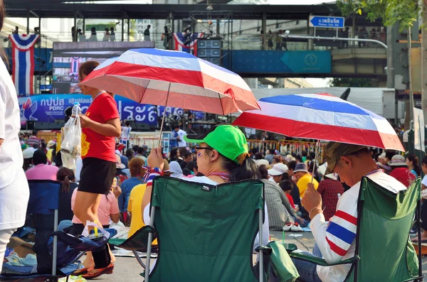 Bangkok únor 1: neidentifikovaný protestující shromažďovat ratchaprasong křižovatce proti vládě a požádat, aby reformy před volbami s "vypnutí Bangkoku konceptem" na 1 únoru 2014 v Bangkoku, Thajsko. — Stock fotografie