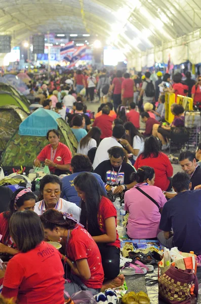 BANGKOK - 1 FÉVRIER : Des manifestants non identifiés rassemblent Patumwan au carrefour de la lutte contre le gouvernement et demandent à se réformer avant les élections avec le "concept d'arrêt de Bangkok" le 1er février 2014 à Bangkok, Thaïlande . — Photo