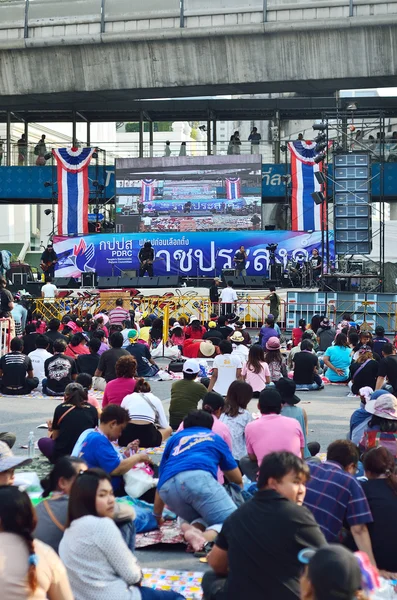 Bangkok-feb 1: Unbekannte Demonstranten versammeln sich an der Kreuzung von Chaprasong und Regierungsgegner und fordern Reformen vor den Wahlen mit dem "shutdown bangkok concept" am 1. Februar 2014 in bangkok, Thailand. — Stockfoto