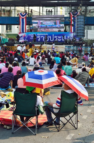 Bangkok-feb 1: Unbekannte Demonstranten versammeln sich an der Kreuzung von Chaprasong und Regierungsgegner und fordern Reformen vor den Wahlen mit dem "shutdown bangkok concept" am 1. Februar 2014 in bangkok, Thailand. — Stockfoto