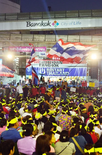 BANGKOK - 1 FÉVRIER : Des manifestants non identifiés rassemblent Patumwan au carrefour de la lutte contre le gouvernement et demandent à se réformer avant les élections avec le "concept d'arrêt de Bangkok" le 1er février 2014 à Bangkok, Thaïlande . — Photo