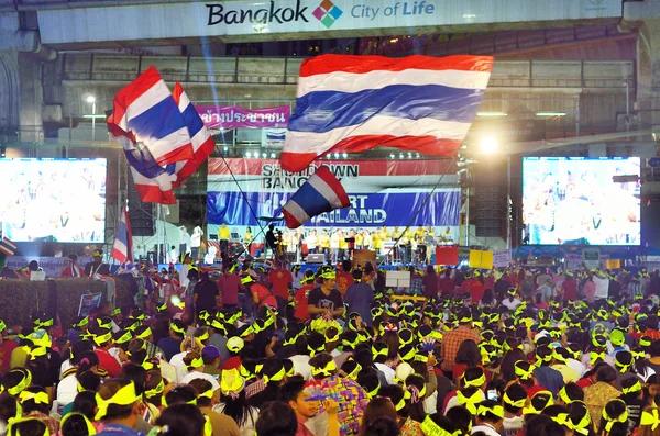 Bangkok - 1. Februar: Unbekannte Demonstranten versammeln sich an der Patumwan-Kreuzung gegen die Regierung und fordern Reformen vor den Wahlen mit dem "Shutdown Bangkok Konzept" am 1. Februar 2014 in Bangkok, Thailand. — Stockfoto