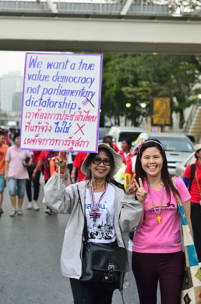 BANGKOK - FEB 1: I manifestanti non identificati si riuniscono all'incrocio di Patumwan contro il governo e chiedono di riformarsi prima delle elezioni con 'Shutdown Bangkok concept' il 1 febbraio 2014 a Bangkok, Thailandia . — Foto Stock