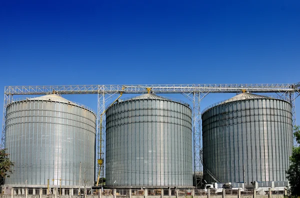 Landbouw silo - opbouw van de buitenkant, opslag en drogen van granen, tarwe, maïs, soja, zonnebloem — Stockfoto
