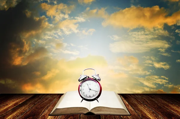 Tijd om te lezen van boekconcept met mooie hemelachtergrond — Stockfoto
