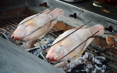 soba üzerinde tuz ile ızgara balık