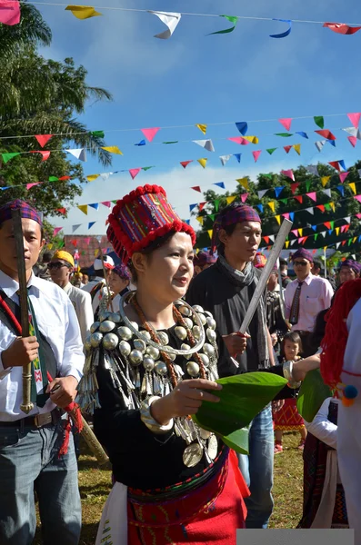 CHIANG MAI, THAILAND - DECEMBER 5 : Manau traditional event of Kachin's tribe to worship God and wish The king of Thailand on 5 December 2012 at Banmai Samahki, Chiang Dao, Chiang Mai, Thailand — Stock Photo, Image