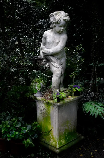 Дитяча скульптура в саду — стокове фото
