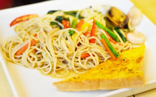 Spaghetti with bread — Stock Photo, Image