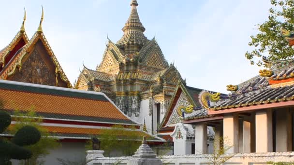 Buddhistischer Tempel, wat pho in Thailand, Schwenkschuss — Stockvideo