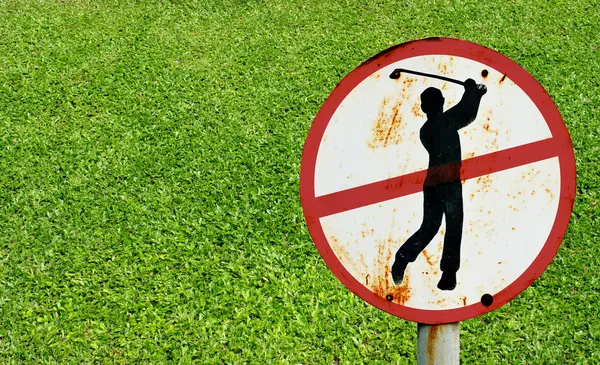 Nie grać w golfa znaki z zielona trawa tło — Zdjęcie stockowe