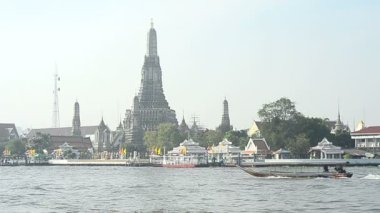 wat arun arka plan ile chaopraya River cruise uzun kuyruk Motorlu tekne