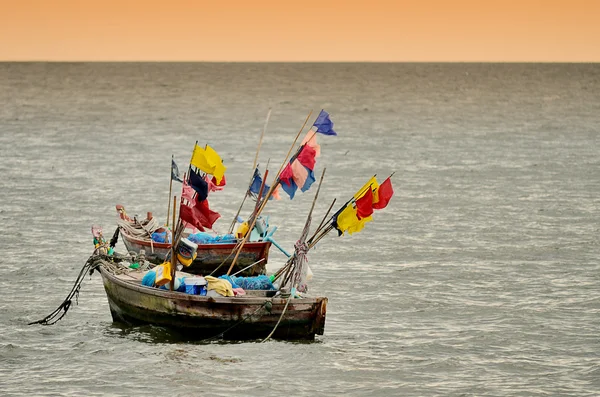 Łódź rybacka w morzu — Zdjęcie stockowe