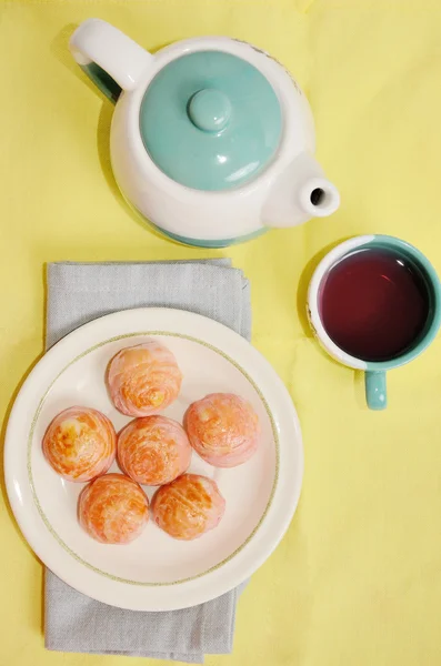 Moon cake with tea pot — Stock Photo, Image