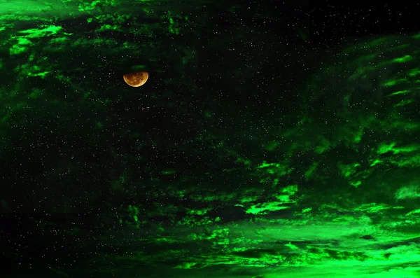 Mond und Wolke bei bewölktem Himmel — Stockfoto