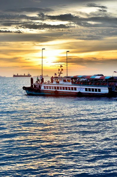 Chonburi, thailand - 29 mei: reizen boot te wachten voor de reiziger op 29 mei 2013 sriracha, chonburi, thailand — Stockfoto