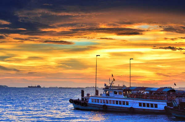 CHONBURI, THAILANDIA - 29 MAGGIO: Barca da viaggio in attesa di un viaggiatore il 29 maggio 2013 a Sriracha, Chonburi, Thailandia — Foto Stock