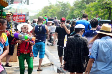 Chiang mai, Tayland - 13 Nisan: insanlar birbirlerine üzerinde 13 Nisan 2014 chiang mai, Tayland su atma tarafından songkran Tayland yeni yıl ya da su Festivali sokaklarda kutlama