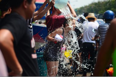 Chiang mai, Tayland - 13 Nisan: insanlar birbirlerine üzerinde 13 Nisan 2014 chiang mai, Tayland su atma tarafından songkran Tayland yeni yıl ya da su Festivali sokaklarda kutlama