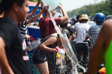 Chiang mai, Tayland - 13 Nisan: insanlar birbirlerine üzerinde 13 Nisan 2014 chiang mai, Tayland su atma tarafından songkran Tayland yeni yıl ya da su Festivali sokaklarda kutlama