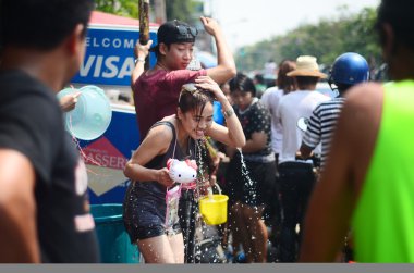Chiang mai, Tayland - 13 Nisan: insanlar birbirlerine üzerinde 13 Nisan 2014 chiang mai, Tayland su atma tarafından songkran Tayland yeni yıl ya da su Festivali sokaklarda kutlama