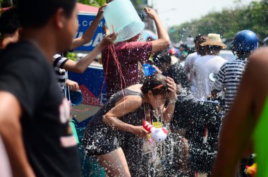 Chiang mai, Tayland - 13 Nisan: insanlar birbirlerine üzerinde 13 Nisan 2014 chiang mai, Tayland su atma tarafından songkran Tayland yeni yıl ya da su Festivali sokaklarda kutlama