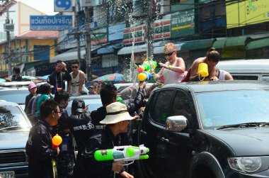Chiang mai, Tayland - 13 Nisan: insanlar birbirlerine üzerinde 13 Nisan 2014 chiang mai, Tayland su atma tarafından songkran Tayland yeni yıl ya da su Festivali sokaklarda kutlama