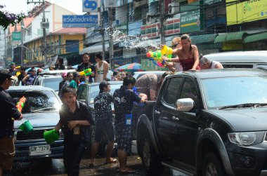 Chiang mai, Tayland - 13 Nisan: insanlar birbirlerine üzerinde 13 Nisan 2014 chiang mai, Tayland su atma tarafından songkran Tayland yeni yıl ya da su Festivali sokaklarda kutlama