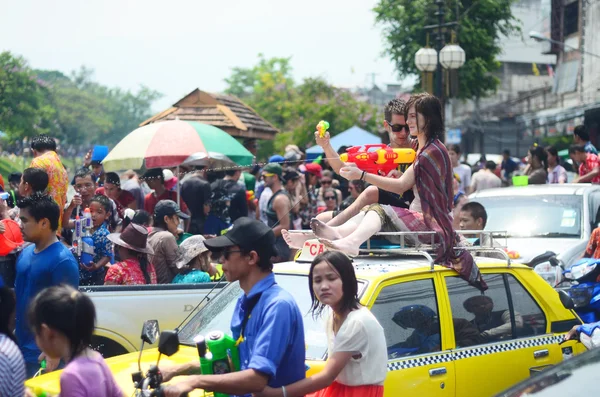 Chiang mai, Thaiföld - április 13-án: emberek ünneplő songkran thai új év vagy víz fesztivál az utcára dobtak víz egymásra 13 április 2014-re a chiang mai, Thaiföld — Stock Fotó