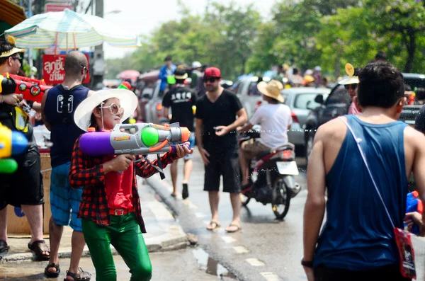 CHIANG MAI, THAILAND - APRIL 13 : People celebrating Songkran Thai new year or water festival in the streets by throwing water at each other on 13 April 2014 in Chiang Mai, Thailand — Stock Photo, Image