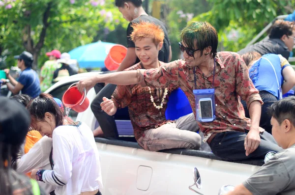 Chiang mai, Ταϊλάνδη - 13 Απριλίου: άνθρωποι πανηγύριζαν songkran Ταϊλάνδης νέο έτος ή νερό Φεστιβάλ στους δρόμους, ρίχνοντας νερό στο άλλο την 13 Απριλίου 2014 σε chiang mai, Ταϊλάνδη — Φωτογραφία Αρχείου