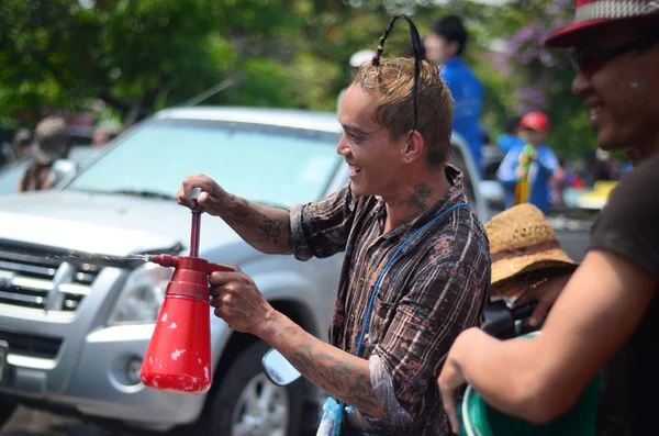 Chiang mai, thailand - 13. April 2014: Menschen, die am 13. April 2014 in chiang mai, thailand, Songkran thai Neujahr oder Wasserfest auf den Straßen feiern, indem sie sich gegenseitig mit Wasser bewerfen — Stockfoto