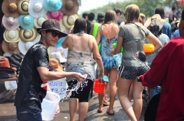 CHIANG MAI, TAILANDIA - 13 DE ABRIL: La gente que celebra el año nuevo tailandés de Songkran o el festival del agua en las calles tirándose agua el 13 de abril de 2014 en Chiang Mai, Tailandia —  Fotos de Stock