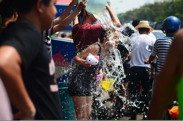 Chiang mai, thailand - 13 april: mensen vieren songkran thai nieuwe jaar of water festival in de straten door het gooien van water op elkaar op 13 april 2014 in chiang mai, thailand — Stockfoto