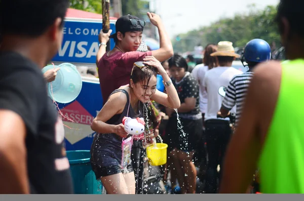 CHIANG MAI, TAILANDIA - 13 DE ABRIL: La gente que celebra el año nuevo tailandés de Songkran o el festival del agua en las calles tirándose agua el 13 de abril de 2014 en Chiang Mai, Tailandia —  Fotos de Stock