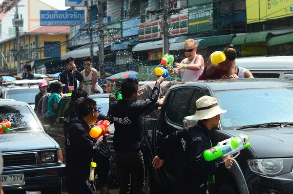 Chiang mai, thailand - 13 april: buitenlanders en Thaise mensen genieten van opspattend water samen in songkran festival op 13 april 2014 in chiang mai, thailand — Stockfoto