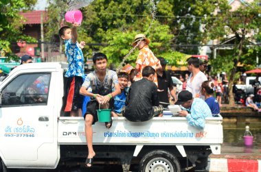 Chiang mai, Tayland - 13 Nisan: insanlar birbirlerine üzerinde 13 Nisan 2014 chiang mai, Tayland su atma tarafından songkran Tayland yeni yıl ya da su Festivali sokaklarda kutlama