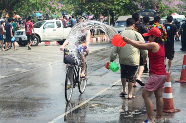 Chiang mai, Tayland - 13 Nisan: chiangmai songkran festival.unidentifi ed kadın ve erkek Gezgin gibi su üzerinde 13 Nisan 2014 chiang mai, Tayland sıçraması ile eğlenceli katılmak için巻き毛と、ウィンドウの横に彼女の歯をブラッシング白い明るいバスルームに座ってシャワーの後青いフード付きのタオルで大きな目で面白い幼児の女の子