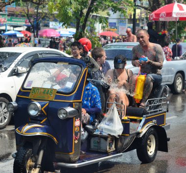 Chiang mai, Tayland - 13 Nisan: chiangmai songkran festival.unidentifi ed kadın ve erkek Gezgin gibi su üzerinde 13 Nisan 2014 chiang mai, Tayland sıçraması ile eğlenceli katılmak için巻き毛と、ウィンドウの横に彼女の歯をブラッシング白い明るいバスルームに座ってシャワーの後青いフード付きのタオルで大きな目で面白い幼児の女の子