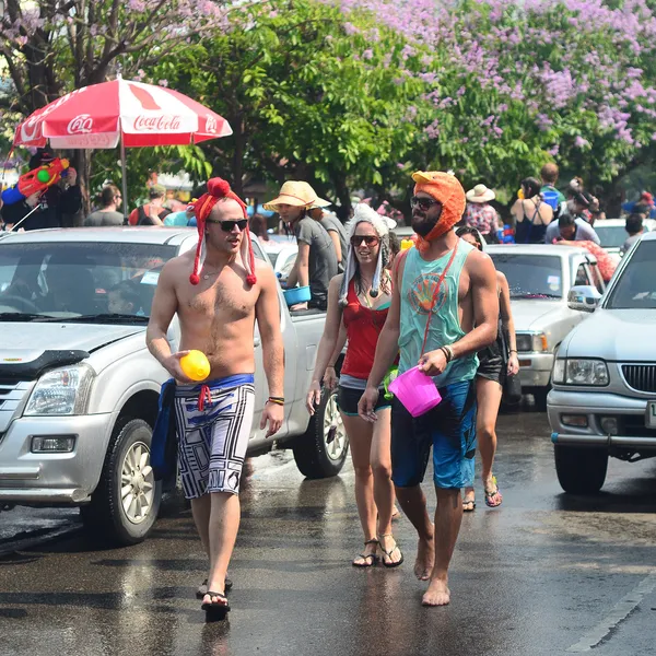 CHIANG MAI, THAILAND - 13 апреля: Chiangmai Songkran festival.Unidentifi ed men and women traveler Like to join the fun with splashing water on 13 апреля 2014 in Chiang Mai, Thailand — стоковое фото