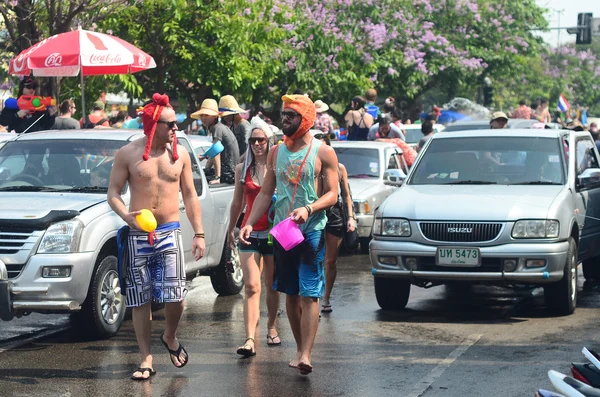 Chiang mai, thailand - 13 april: chiangmai songkran festival.unidentifi ed mannen en vrouwen reiziger graag aansluiten bij de pret met opspattend water op 13 april 2014 in chiang mai, thailand — Stockfoto